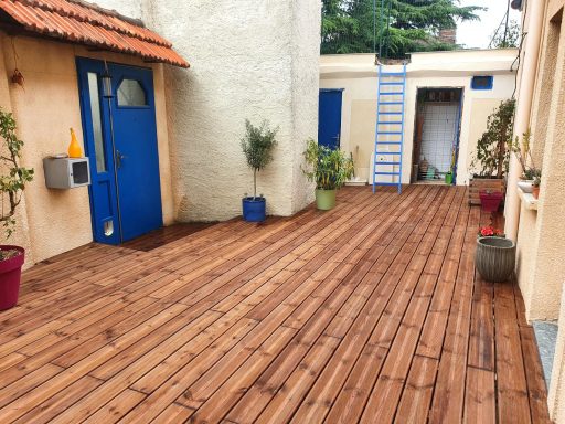 Aménagement d'une cour, pose de terrasse bois