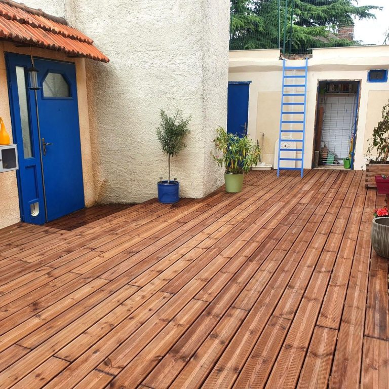 Terrasse en bois avec plantes en pots 